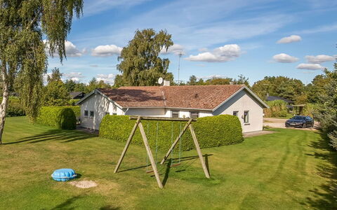 Mainio - 800M from the Sea: Gras, Haus, Strauch, Grundstueck, Landschaft, Zuhause, Hütte, Rasen, Dach