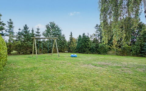 Mainio - 800M from the Sea: Blau, Gras, Grundstueck, Einfach, Rasen, Garten, Wiese, Landscaping, Lärche
