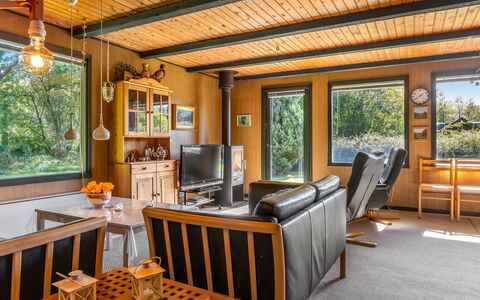 Aron - 30Km from the Sea: Möbel, Holz, Interior Design, Decke, Flooring, Tabelle, Stuhl, Fussboden, Wohnzimmer, Couch