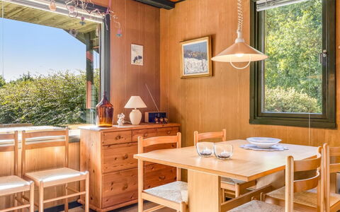 Aron - 30Km from the Sea: Möbel, Interior Design, Flooring, Holz, Decke, Fussboden, Tabelle, Esszimmer, Light Fixture, Stuhl