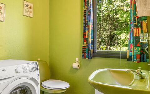 Aron - 30Km from the Sea: Grün, Interior Design, Armatur, Badezimmer, Flooring, Fussboden, Toilleten Sitz, Beleuchtung, Zuhause, Toilette