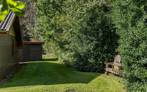 Aron - 30Km from the Sea: Strauch, Garten, Hütte, Ground, Rasen, Hinterhof, Gartenbauten, Garten, Schatten, Schuppen