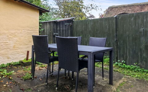 Thorfrid - 1Km from the Sea: Möbel, Holz, Gartenmöbel, Stuhl, Tabelle, Tisch Im Freien, Küche & Esszimmer Tisch, Hinterhof, Holzbeize, Schatten