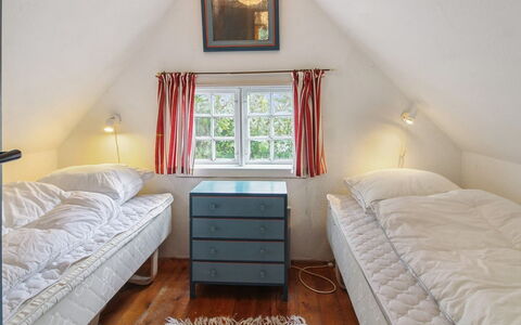 Thorfrid - 1Km from the Sea: Holz, Bett, Schlafzimmer, Interior Design, Decke, Möbel, Fussboden, Bedding, Bettrahmen, Bettdecke