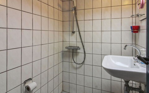 Thorfrid - 1Km from the Sea: Badezimmer, Armatur, Wand, Bad Sink, Sinken, Flooring, Zapfhahn, Installation, Interior Design, Fussboden