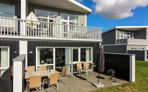 Syriel - 700M from the Sea: Dach, Haus, Zuhause, Hütte, Tür, Abstellgleis, Deck, Veranda, Planke, Hartholz
