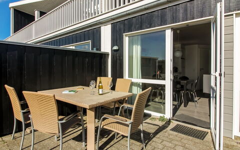 Syriel - 700M from the Sea: Dach, Haus, Zuhause, Hütte, Tür, Abstellgleis, Deck, Veranda, Planke, Hartholz