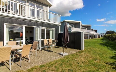 Syriel - 700M from the Sea: Dach, Haus, Zuhause, Hütte, Tür, Abstellgleis, Deck, Veranda, Planke, Hartholz