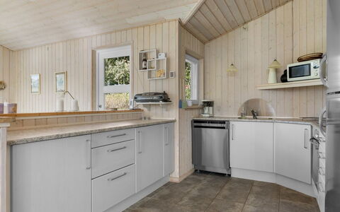 Solja - 85M from the Sea: Flooring, Holz, Küche, Countertop, Interior Design, Fussboden, Decke, Major Appliance, Küchengerät, Cabinetry
