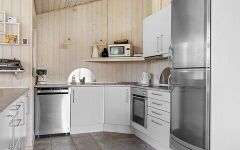 Solja - 85M from the Sea: Küche, Küchengerät, Major Appliance, Flooring, Decke, Interior Design, Countertop, Fussboden, Beleuchtung, Zimmer