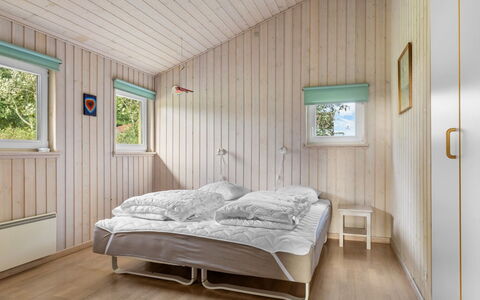 Solja - 85M from the Sea: Holz, Flooring, Interior Design, Fussboden, Schlafzimmer, Decke, Möbel, Bett, Zimmer, Beleuchtung