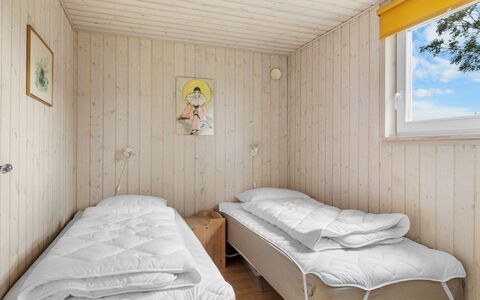 Solja - 85M from the Sea: Holz, Schlafzimmer, Fussboden, Flooring, Bett, Interior Design, Bettdecke, Bedding, Decke, Bettrahmen