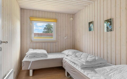 Solja - 85M from the Sea: Holz, Fussboden, Planke, Holzbeize, Decke, Hartholz, Schlafzimmer, Holzboden, Bedding, Bett