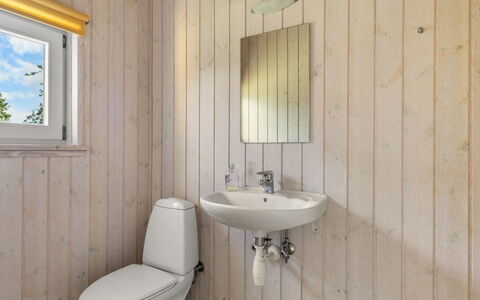 Solja - 85M from the Sea: Wand, Holz, Flooring, Fussboden, Armatur, Badezimmer, Interior Design, Planke, Zimmer, Toilette