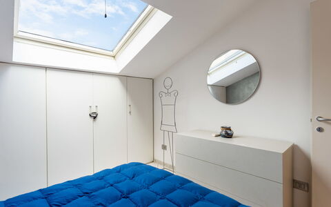 By Center and Sea: Schlafzimmer, Interior Design, Holz, Decke, Flooring, Bett, Fussboden, Beleuchtung, Bettdecke, Möbel