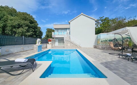 Vinovac: Schwimmbad, Blau, Verbundwerkstoff, Resort, Water Feature, Freizeit, Fliese, Schatten, Design, Hotel