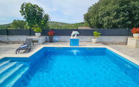 Vinovac: Schwimmbad, Blau, Wasser, Resort, Verbundwerkstoff, Freizeit, Gartenmöbel, Water Feature, Eco Hotel, Schatten