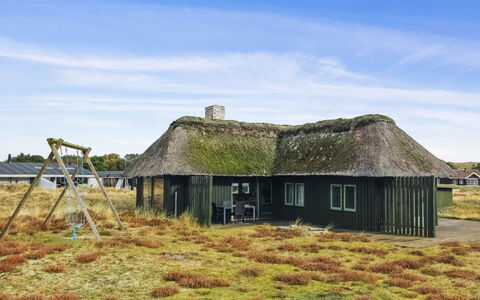 Asel - 1Km from the Sea: Hütte, Hinterhof, Garten, Gartenbauten, Schuppen, Abstellgleis, Gartenmöbel, Blockhaus, Outdoor Struktur, Hütte
