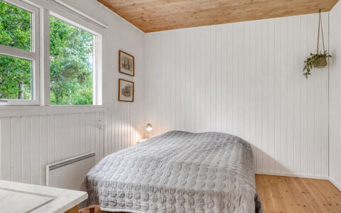 Ingamaj - 4Km from the Sea: Holz, Flooring, Decke, Fussboden, Interior Design, Schlafzimmer, Holzboden, Bett, Planke, Zimmer