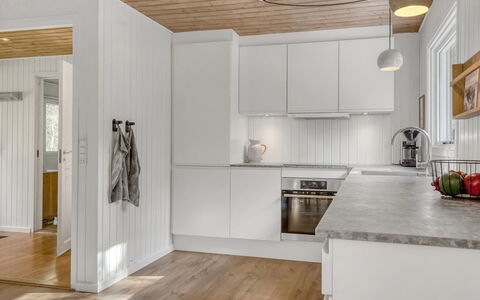 Ingamaj - 4Km from the Sea: Flooring, Interior Design, Küche, Fussboden, Holz, Holzboden, Countertop, Decke, Küchengerät, Möbel