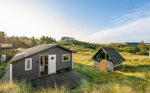 Acucena - 500M from the Sea: Hütte, Hinterhof, Garten, Gartenbauten, Schuppen, Abstellgleis, Gartenmöbel, Blockhaus, Outdoor Struktur, Hütte