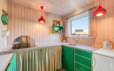 Acucena - 500M from the Sea: Holz, Decke, Light Fixture, Küche, Holzbeize, Countertop, Farbe, Cabinetry