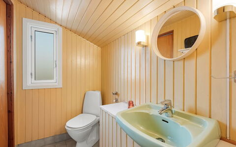 Acucena - 500M from the Sea: Armatur, Holz, Flooring, Bad Sink, Fussboden, Interior Design, Sinken, Decke, Badezimmer, Zapfhahn