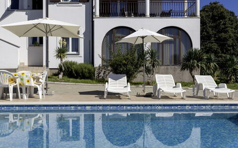 Meri: Möbel, Schwimmbad, Resort, Gartenmöbel, Estate, Stuhl, Villa, Hotel, Schatten, Eco Hotel