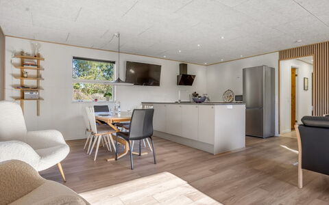 Tameran - 1Km from the Sea: Flooring, Fussboden, Holz, Interior Design, Möbel, Decke, Zimmer, Holzboden, Couch, Wohnzimmer