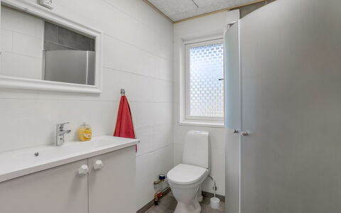 Tameran - 1Km from the Sea: Flooring, Wand, Armatur, Fussboden, Badezimmer, Sinken, Interior Design, Decke, Toilleten Sitz, Toilette
