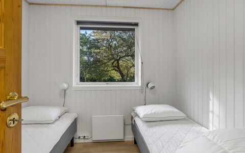 Tameran - 1Km from the Sea: Wand, Schlafzimmer, Holz, Bett, Bedding, Bettdecke, Decke, Fussboden, Interior Design, Bettrahmen
