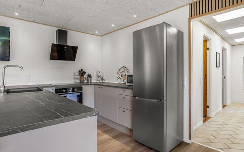 Tameran - 1Km from the Sea: Flooring, Holz, Interior Design, Decke, Fussboden, Holzboden, Haushaltsgerät, Möbel, Beleuchtung, Küche