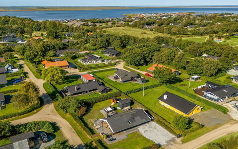 Thamina - 200M to the Fjord: Zuhause, Dach, Haus, Tür, Hütte, Schatten, Garten, Ground, Veranda, Garten