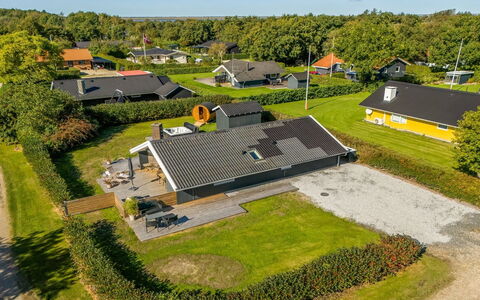 Thamina - 200M to the Fjord: Zuhause, Dach, Haus, Tür, Hütte, Schatten, Garten, Ground, Veranda, Garten