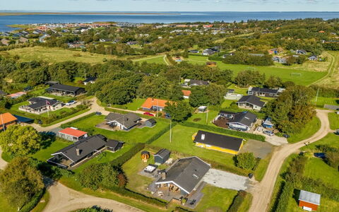 Thamina - 200M to the Fjord: Zuhause, Dach, Haus, Tür, Hütte, Schatten, Garten, Ground, Veranda, Garten