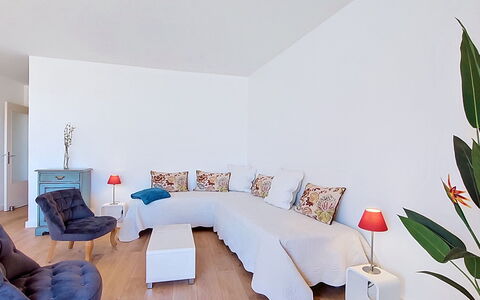 La Marjolaine: Möbel, Interior Design, Flooring, Fussboden, Couch, Wand, Zimmer, Holz, Wohnzimmer, Decke