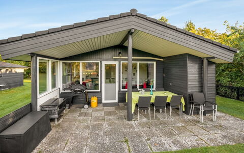 Sjarlotte - 400M to the Fjord: Zuhause, Dach, Haus, Tür, Hütte, Schatten, Garten, Ground, Veranda, Garten