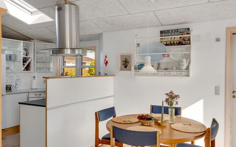Skarthi - 200M from the Sea: Flooring, Interior Design, Möbel, Holz, Decke, Fussboden, Light Fixture, Küche, Countertop, Küchengerät