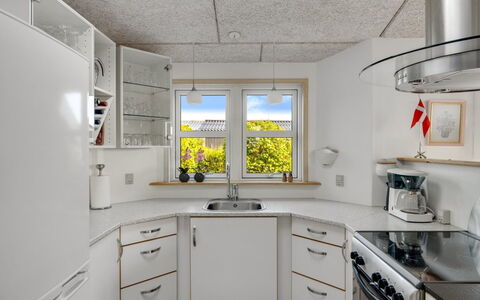 Skarthi - 200M from the Sea: Küche, Decke, Küchengerät, Countertop, Interior Design, Flooring, Major Appliance, Beleuchtung, Cabinetry, Fussboden