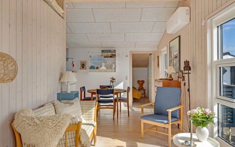 Skarthi - 200M from the Sea: Möbel, Holz, Flooring, Interior Design, Fussboden, Decke, Zuhause, Zimmer, Stuhl, Wohnzimmer