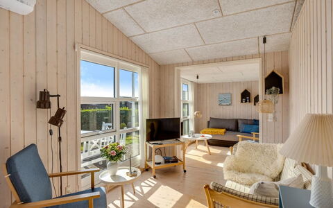Skarthi - 200M from the Sea: Holz, Flooring, Interior Design, Fussboden, Decke, Möbel, Zimmer, Zuhause, Holzboden, Wohnzimmer