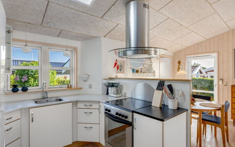 Skarthi - 200M from the Sea: Küche, Interior Design, Flooring, Decke, Holz, Countertop, Küchengerät, Light Fixture, Fussboden, Major Appliance