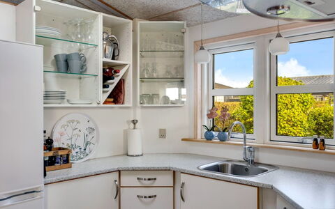 Skarthi - 200M from the Sea: Interior Design, Küche, Küchengerät, Cabinetry, Decke, Countertop, Beleuchtung, Major Appliance, Flooring, Haushaltsgerät