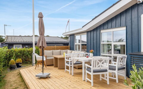 Skarthi - 200M from the Sea: Holz, Zuhause, Deck, Abstellgleis, Planke, Hartholz, Schatten, Veranda, Design, Holzbeize