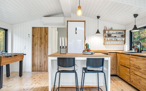 Hals 983: Küche, Möbel, Countertop, Holz, Interior Design, Flooring, Küchengerät, Decke, Cabinetry, Major Appliance