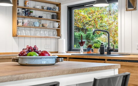 Hals 983: Küche, Möbel, Countertop, Küchengerät, Interior Design, Cabinetry, Holz, Flooring, Haushaltsgerät, Geschirr