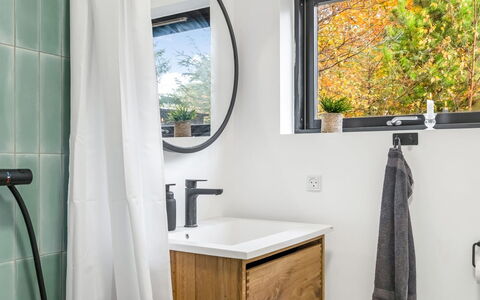 Hals 983: Armatur, Bad Sink, Interior Design, Zapfhahn, Badezimmer, Spiegel, Sinken, Installation, Badezimmerschrank, Glas