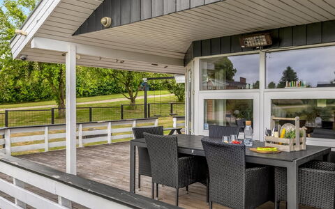 Joonatan - 900M from the Sea: Dach, Haus, Zuhause, Hütte, Tür, Abstellgleis, Deck, Veranda, Planke, Hartholz
