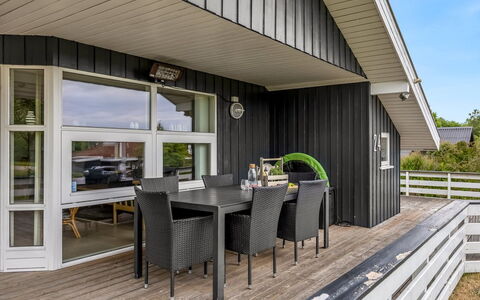 Joonatan - 900M from the Sea: Dach, Haus, Zuhause, Hütte, Tür, Abstellgleis, Deck, Veranda, Planke, Hartholz