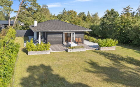 Alvia - 1.6Km from the Sea: Gras, Haus, Dach, Strauch, Zuhause, Hütte, Grundstueck, Garten, Ground